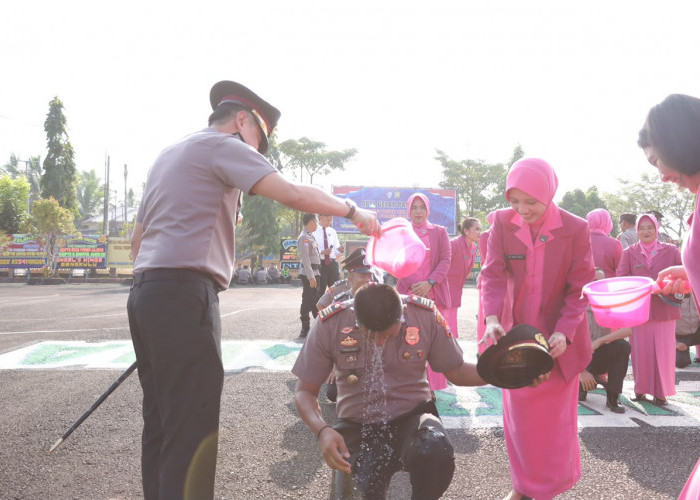 Tradisi Siraman Warnai Kenaikan Pangkat 34 Personel Polres Kaur