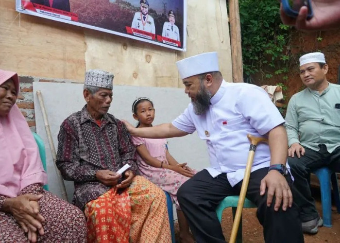 Helmi Hasan Kunjungi Rumah Warga Stroke di Kabupaten Kaur, Serahkan Bantuan RTLH dan Sembako