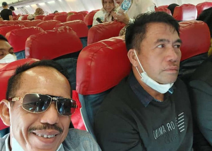 Anggota DPRD Kaur berada di dalam pesawat Lion Air JT 636 yang gagal mendarat di Bandar Fatmawati Bengkulu. Tampak 2 Anggota DPRD yang baru pulang dari perjalanan dinas luar daerah.