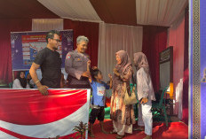 Polres Kaur Sigap Bantu Anak Terpisah dari Orang Tua Saat Libur Lebaran di Pantai Laguna