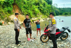 Polsek Tanjung Kemuning Polres Kaur Melakukan Penjagaan di Wisata Bawah Jembatan Sungai Padang Guci