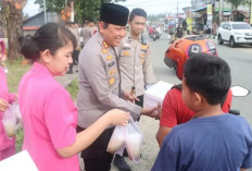 Polres Kaur dan Bhayangkari Berbagi Takjil