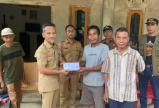 Wujud Kepedulian, Wakil Bupati Kaur Serahkan Bantuan bagi Korban kebakaran