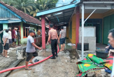 Piket Yanmas Polsek Kaur Tengah Bahu Membahu Tangani Kebakaran Rumah Warga di Semidang Gumay