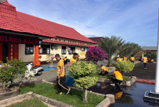 Wujudkan Lingkungan Asri, Polres Kaur Sapu Bersih Rumput Liar dan Sampah di Mako