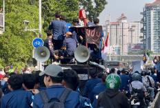 Depan Gedung DPR/MPR Dipenuhi Ribuan Mahasiswa, Tuntut Revisi Program Pemerintah yang Merugikan