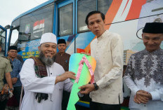 Gubernur Helmi Hasan Serahkan Bus Sekolah Gratis untuk Kaur, Dorong Akses dan Keselamatan Pelajar 